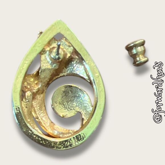 Bundle Sale 3 for $15 | Vintage 1980s - 1990s Gold-Tone Stud Earrings - Picture 8 of 9